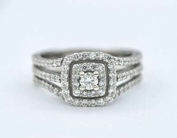 Stunning Browns diamond engagement ring. Beautiful set diamonds color G/H , VS. 0.80ct total Diamonds set in white gold.