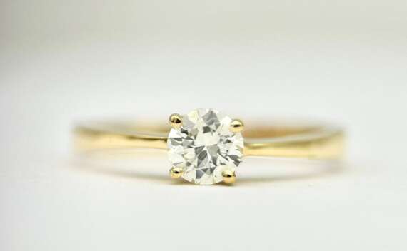 0.26ct Solitaire ring. Color K, Si1 Round brilliant. Set in 9ct yellow gold. Size L.
